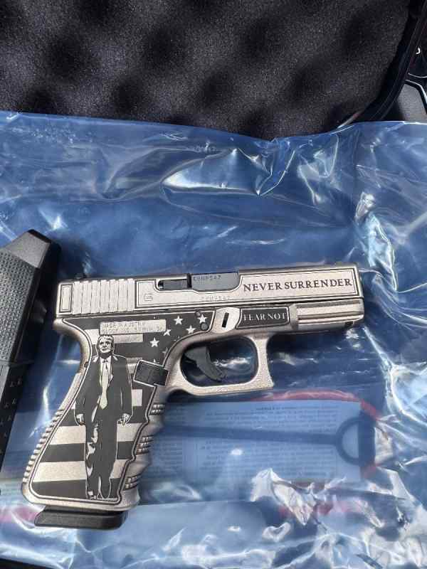 Glock 19 gen 3 Trump Never Surrender Edition